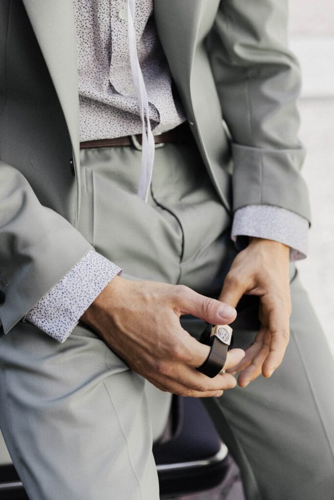 Dettaglio del completo da cerimonia uomo verde salvia con pantaloni coordinati