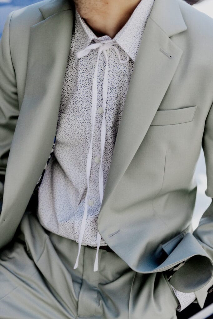 Giacca sartoriale uomo verde salvia con camicia chiara e chiusura al collo