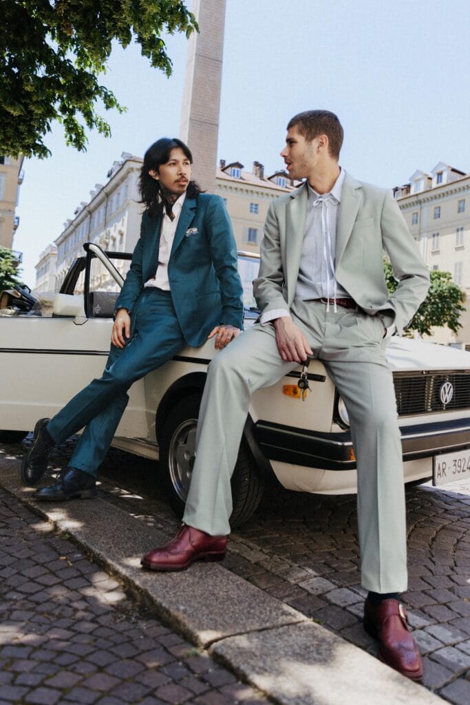 Due completi sartoriali uomo, verde petrolio e verde salvia, fotografati a Torino