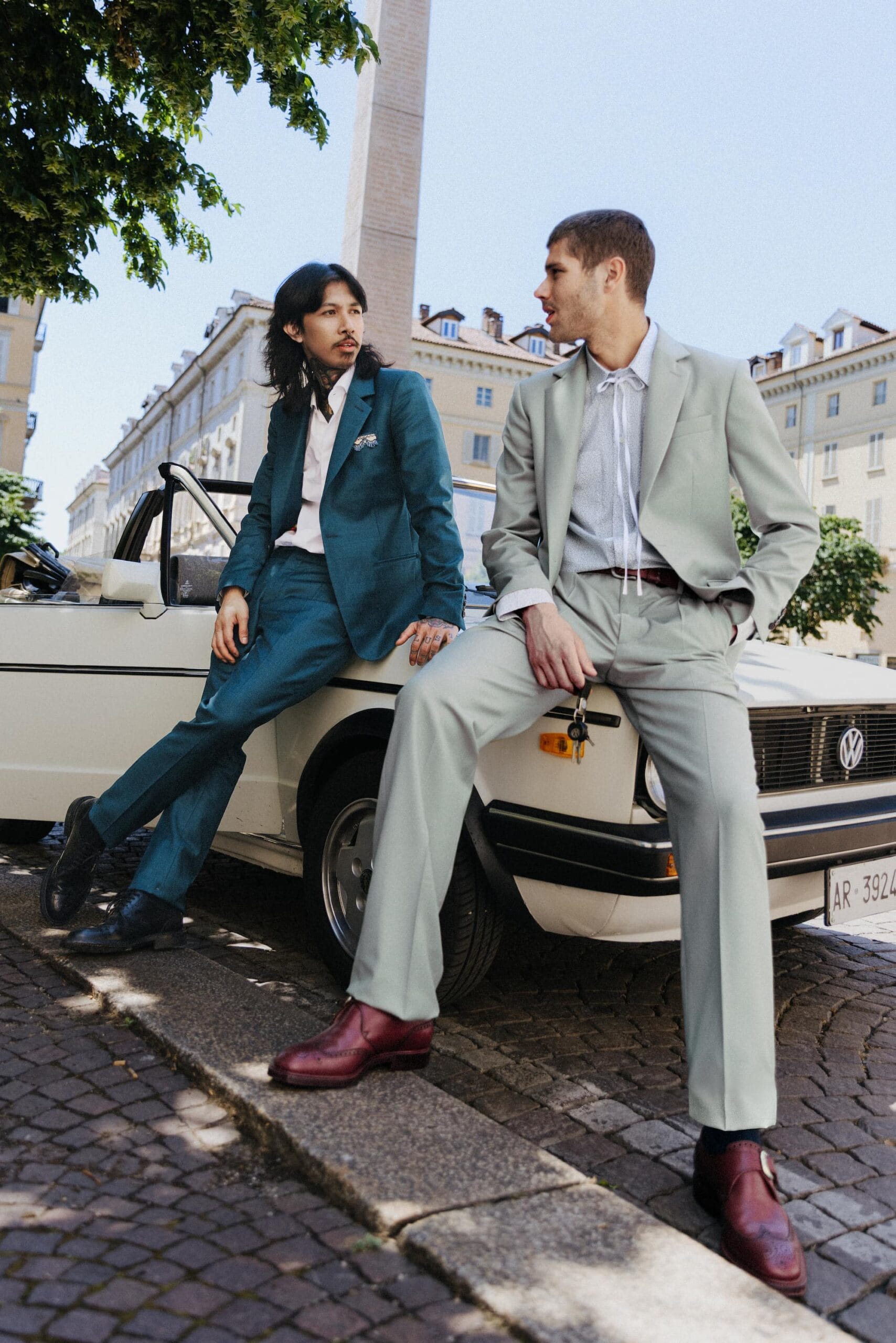 Due completi sartoriali uomo, verde petrolio e verde salvia, fotografati a Torino