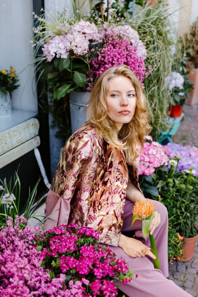 Look da cerimonia donna con tessuto floreale e pantaloni color malva