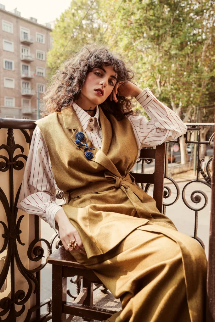 Completo sartoriale chiaro con motivo geometrico e camicia bianca