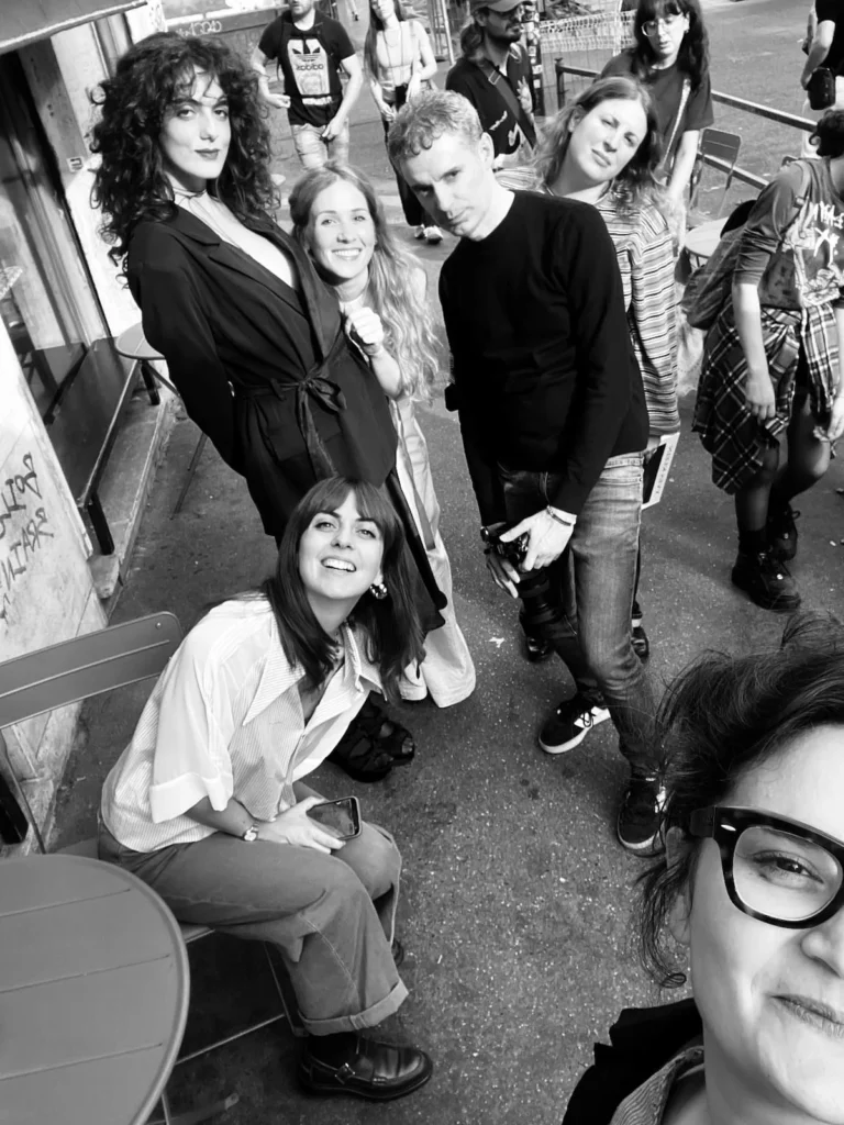 Fotografia di gruppo in bianco e nero con il team FE·MA Collective e i collaboratori dello shooting Everyday Poetry